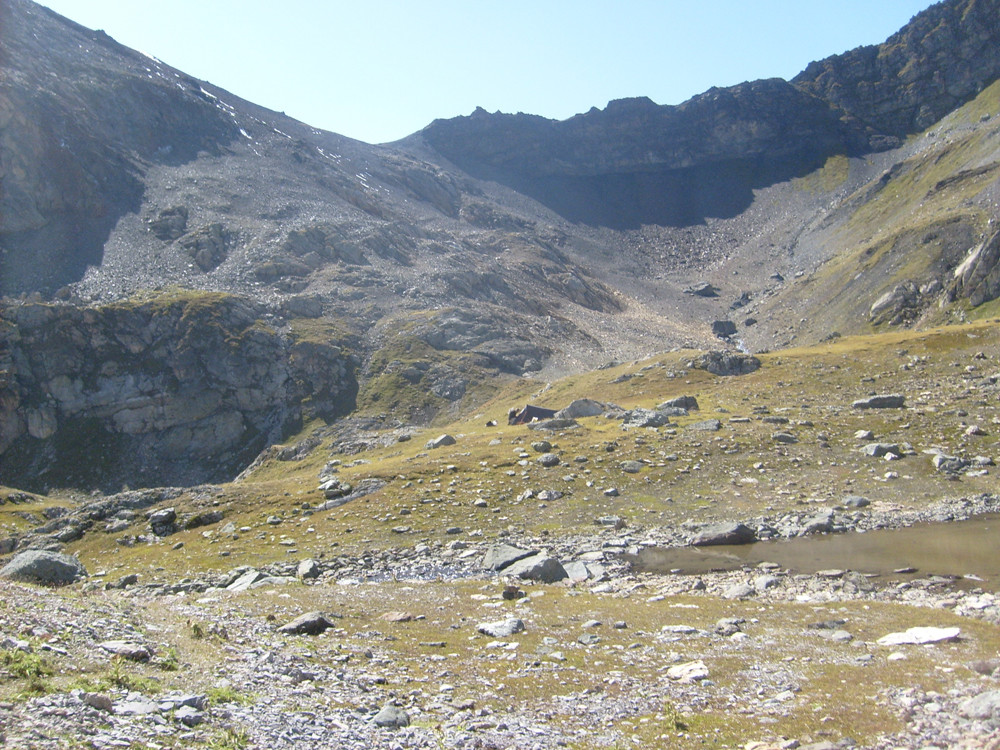 a 2600m vers le chemin un bon endroit de bivouac (plat et eau), le refuge étant un peu bas