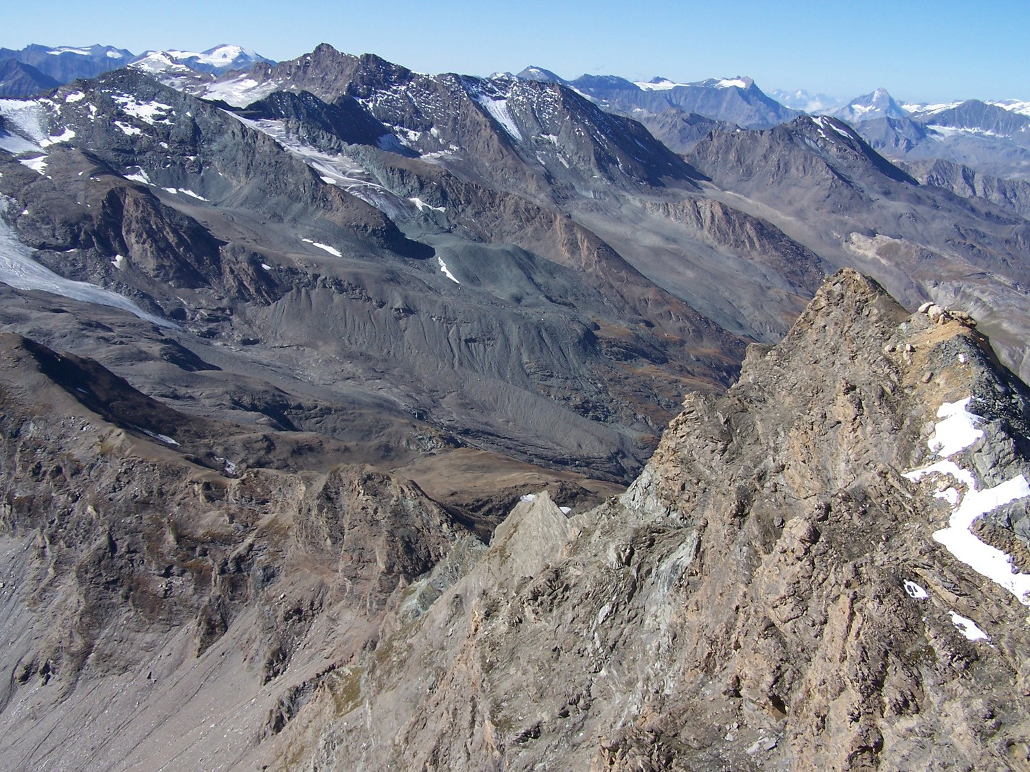 Le profile de l'arete Sud vu du sommet de la Galise, en arrière plan, Pers et les Montets, puis Charbonnel, Ronce,....