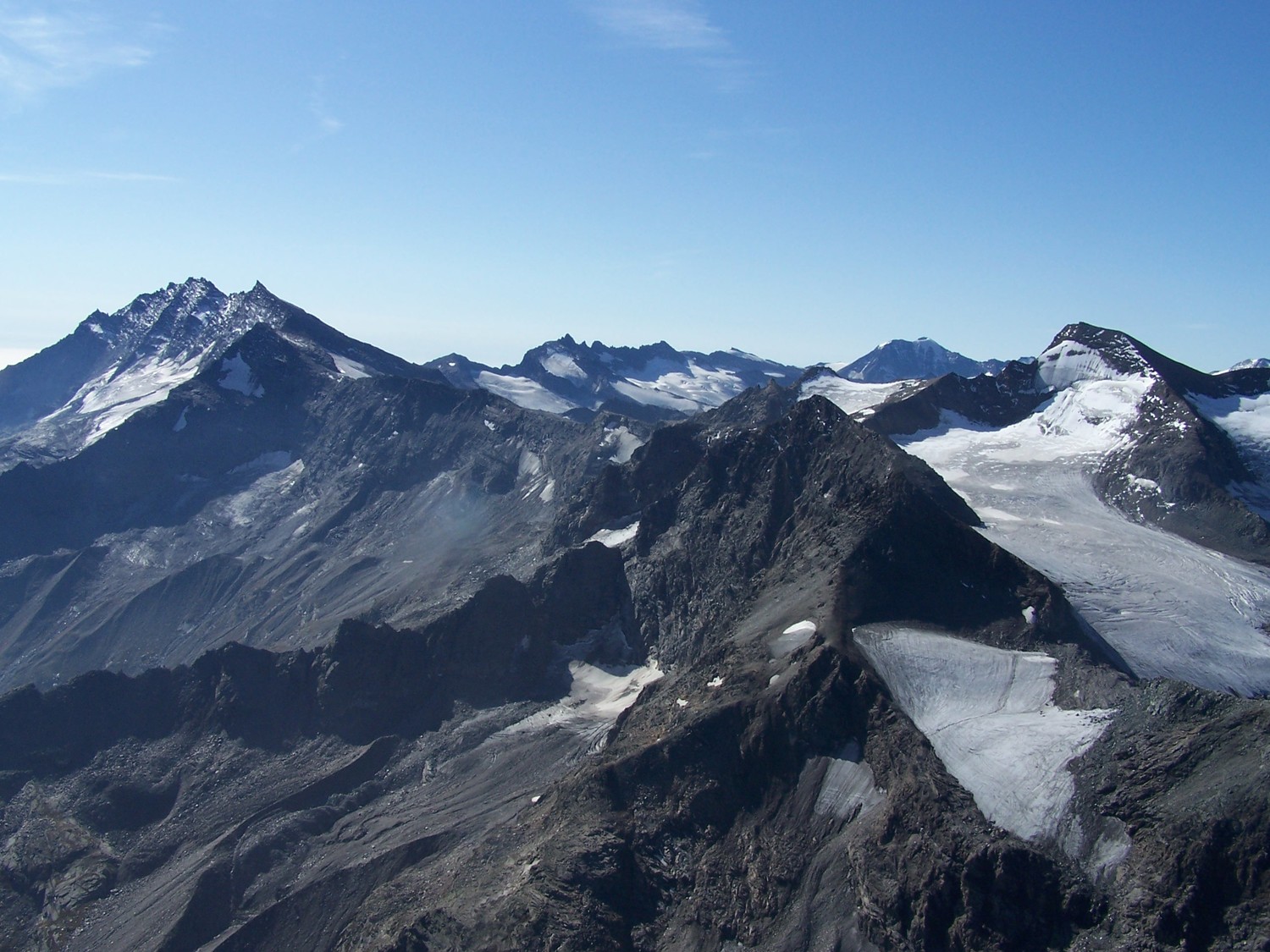 Les Levana, Mulinet et glaciers des sources de l'isère, en second plan, source de l'arc depuis le sommet dela Galise