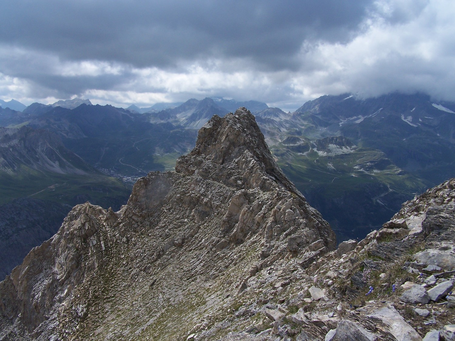 Fin de la traversée, vu sur le sommet de l'aiguille du Franchet, et la Vanoise dans les nuages