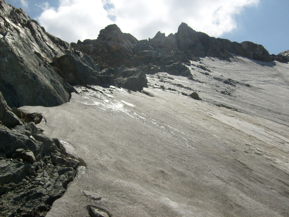 le glacier pentu en dessous de l'arrête pour la montée, tout à droite la sortie