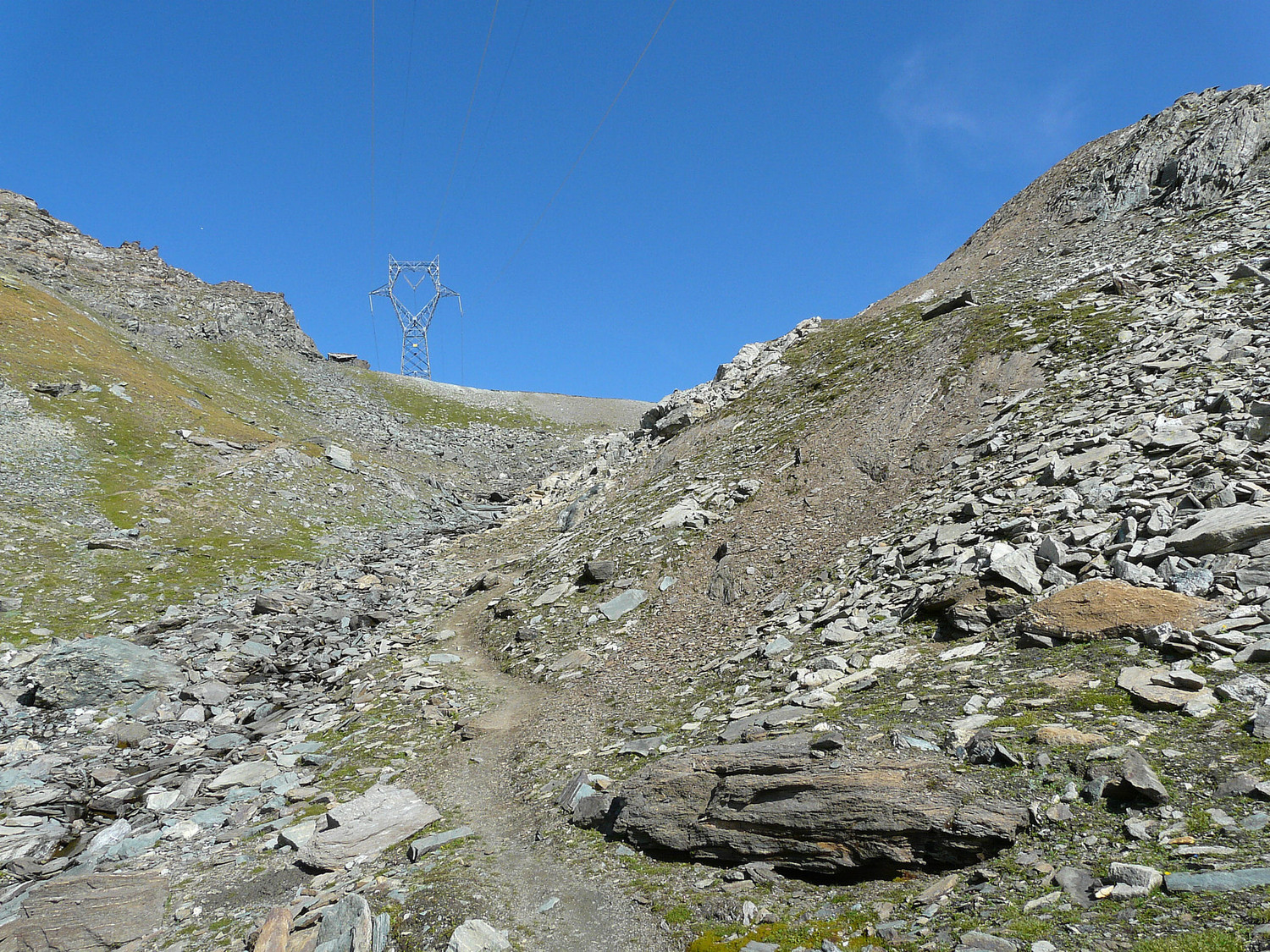 Le col de Pontonnet repérable à son ... pylône