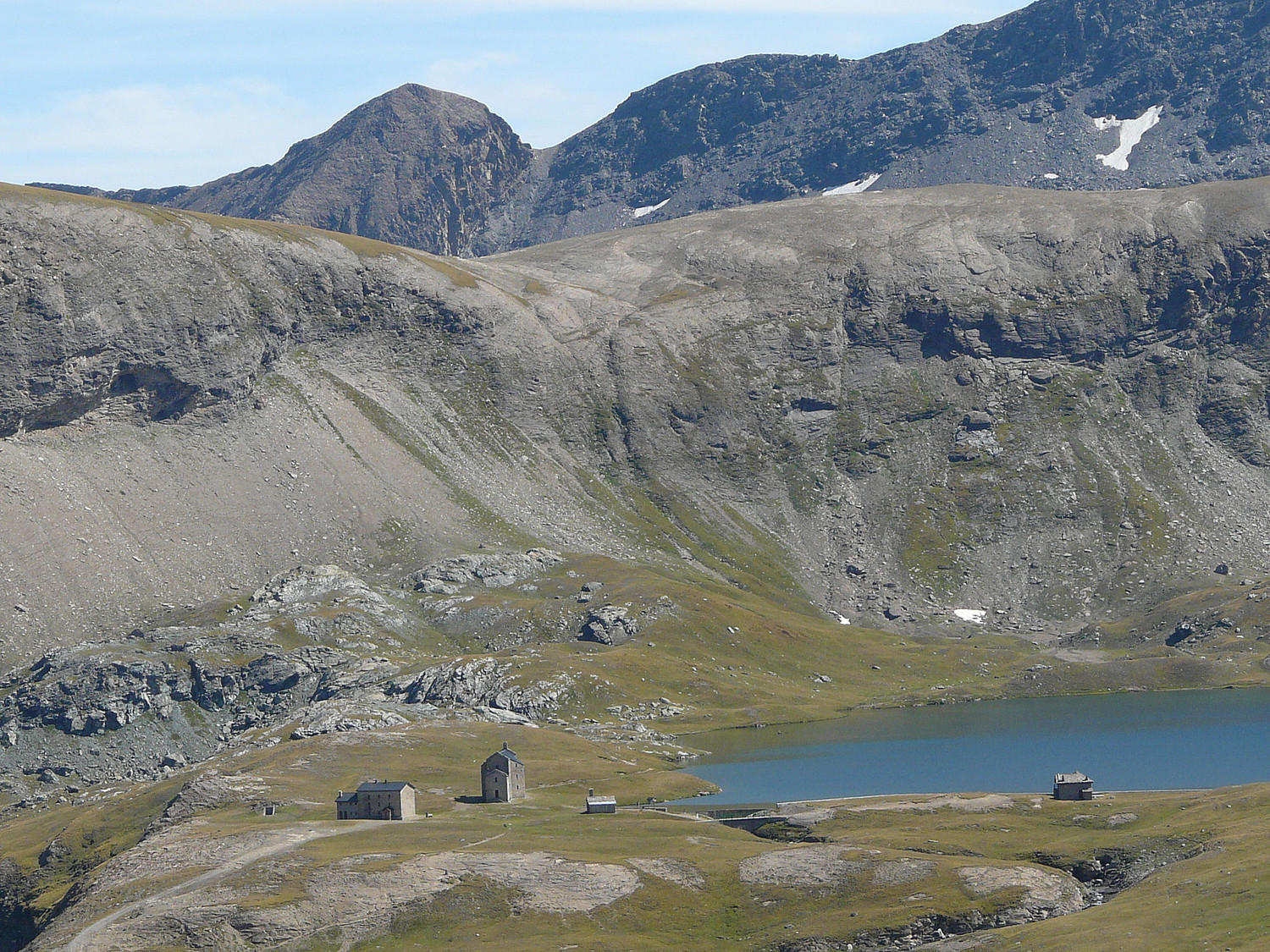Le refuge Miserin, l'église Notre Dame de la Neige et le lac Miserin