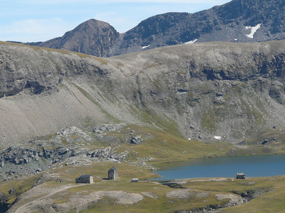 Le refuge Miserin, l'église Notre Dame de la Neige et le lac Miserin Le refuge Miserin, l'église Notre Dame de la Neige et le lac Miserin