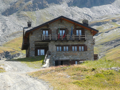 Le refuge Sogno Berdze au bout du vallon d'Urtier (Cogne) Le refuge Sogno Berdze au bout du vallon d'Urtier (Cogne)