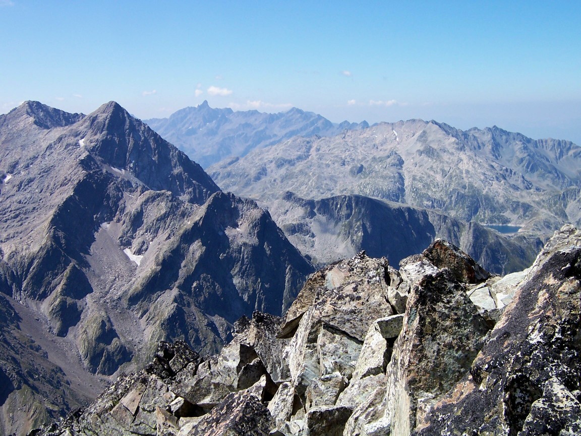 Au sommet, 2891m : au fond la Gd Pic de Belledonne et à droite probablement le lac Noir