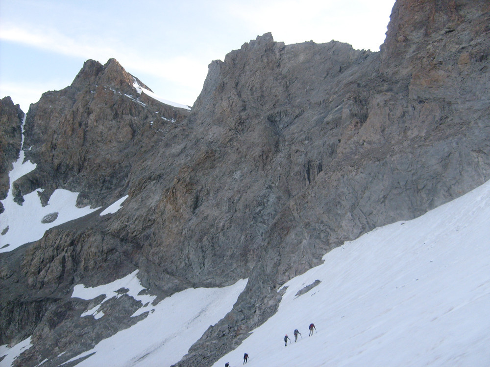 le nevé sous le col, le sommet à droite, encordement pas obligatoire!