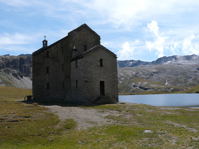 Lac Miserin et son église au milieu de nul part Lac Miserin et son église au milieu de nul part
