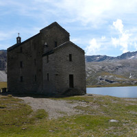 Lac Miserin et son église au milieu de nul part