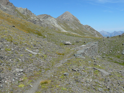 Mont Glacier au fond avec au premier plan une voie non pas romaine mais valdotaine Mont Glacier au fond avec au premier plan une voie non pas romaine mais valdotaine