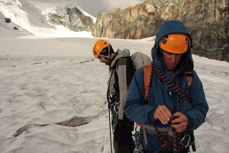 Départ le matin, on chausse les crampons avant l'attaque