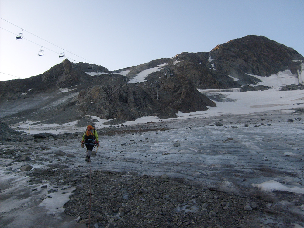 Glacier tranquille, sur l'arrête on aperçoit les gazex où l'on va passer