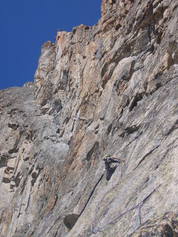 Franche traversée en L3 , le dièdre Candau en fond