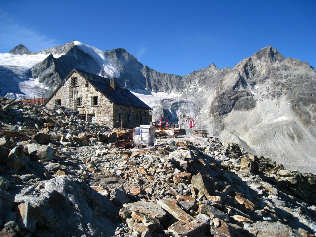 La cabane de Moiry (en travaux, le 30 août 2009)