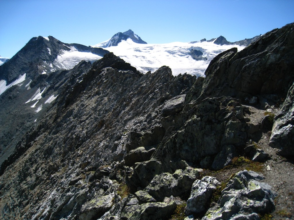 Vue sur l'arête (S), avec le Col du gardien et le sommet 3158m