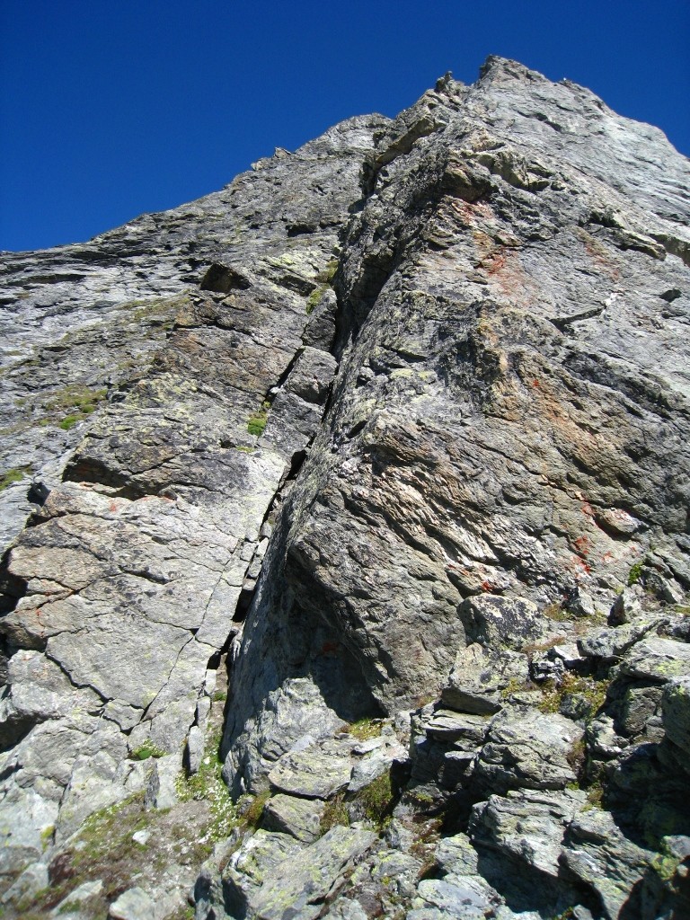 Le ressaut qui permet de revenir sur le faît de l'arête, depuis le col des Aiguilles