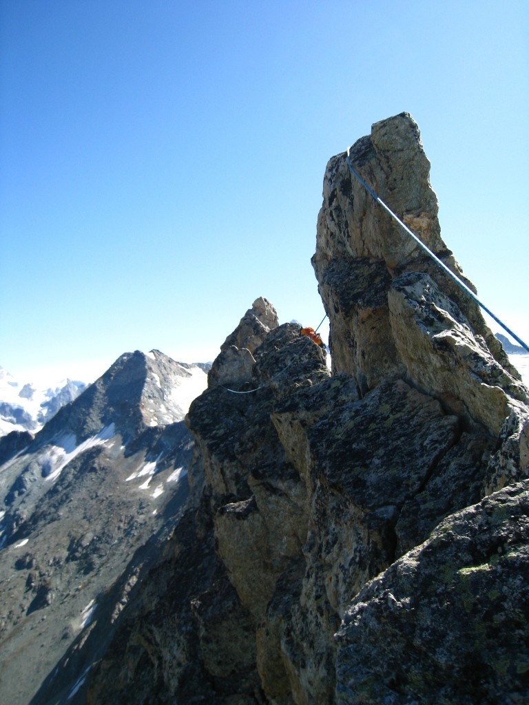 Sur le faît de l'arête, vers le sommet...