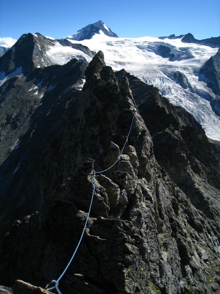 Sur le faît de l'arête, vers le sommet... un peu aérien!