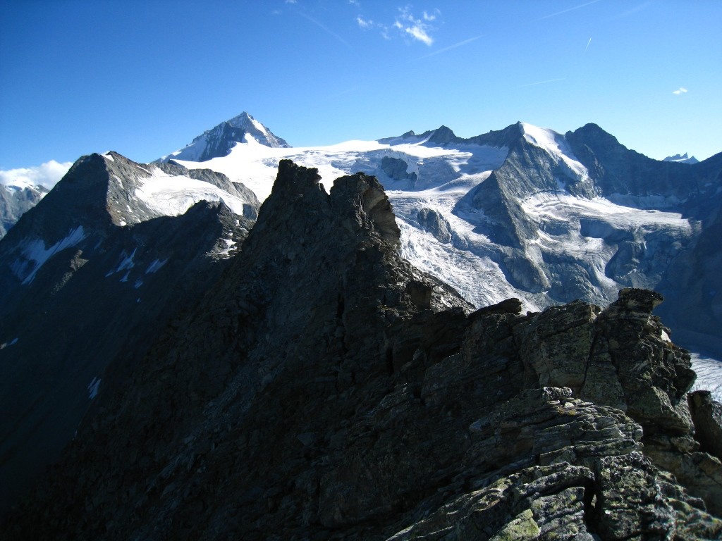 L'arête au S du sommet principal