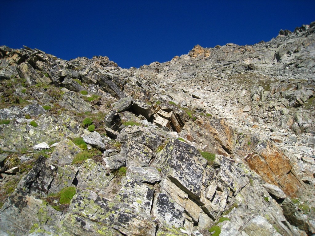 Le couloir de descente (W) sous le sommet