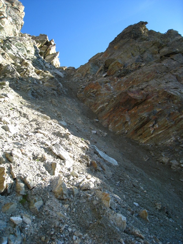 le couloir terreux de sortie (N)