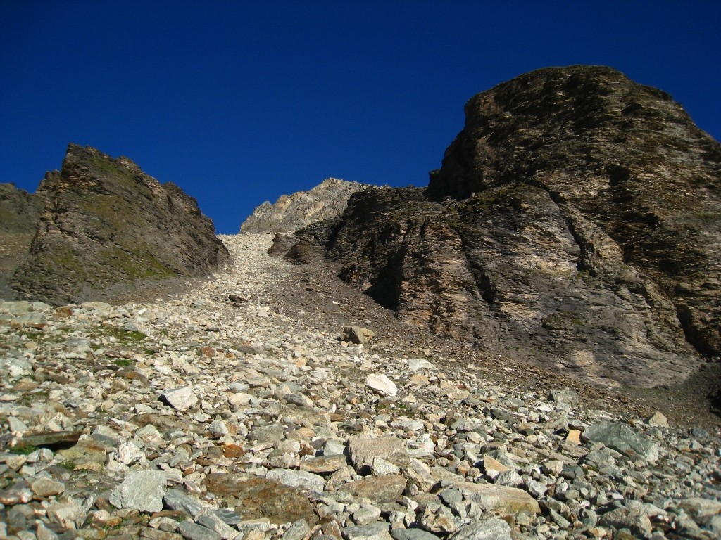 puis les larges couloirs d'éboulis pour revenir sur le sentier
