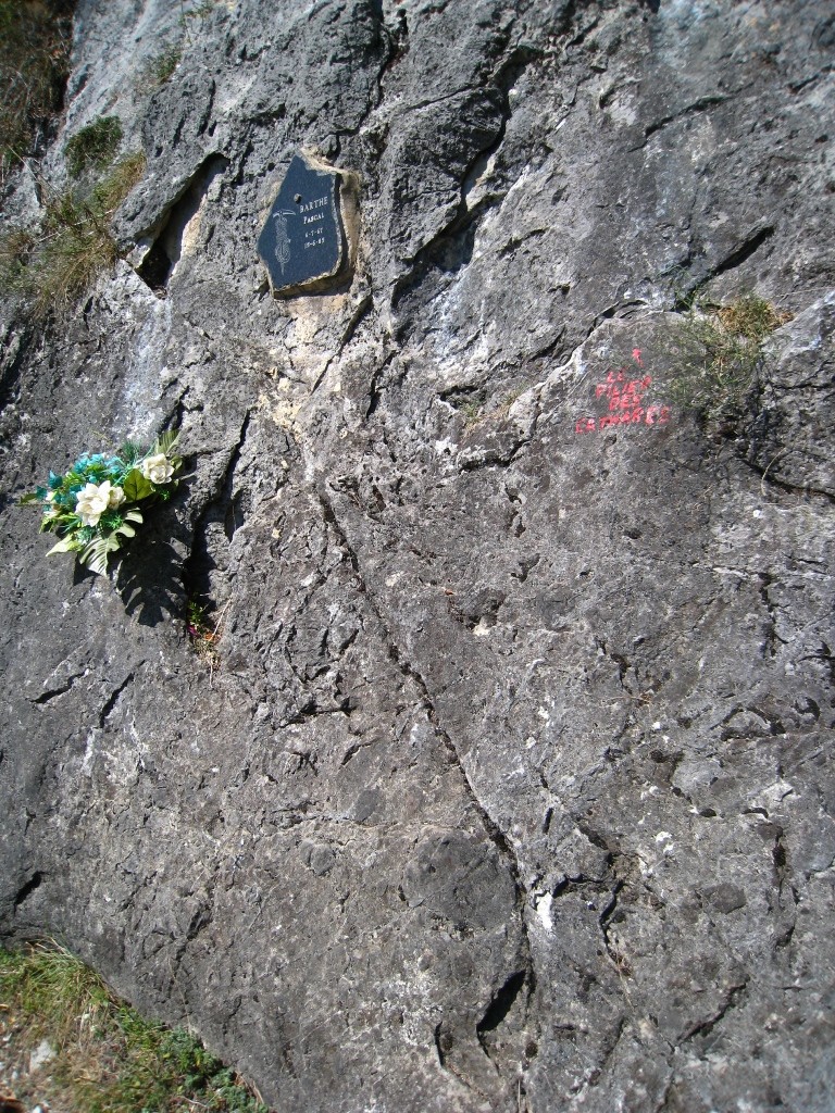 La plaque commémorative, au pied de la voie.