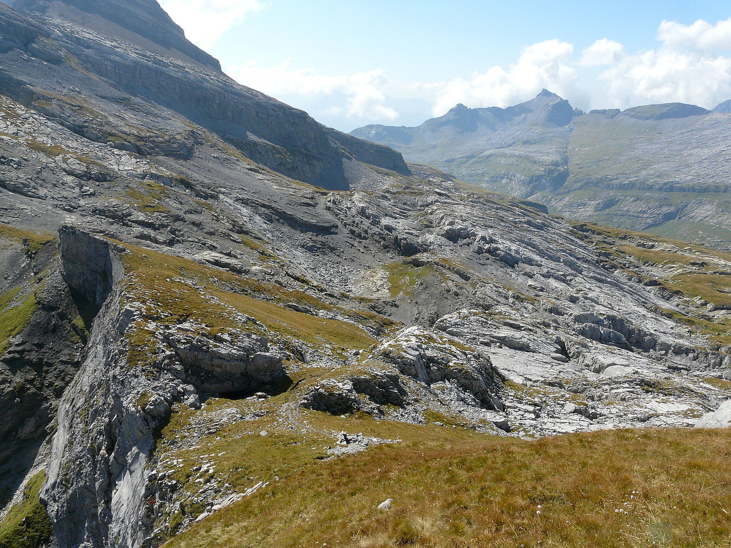 La dernière traversée sous Chardonnière avant la pointe de Sales (le Dérochoir au fond)
