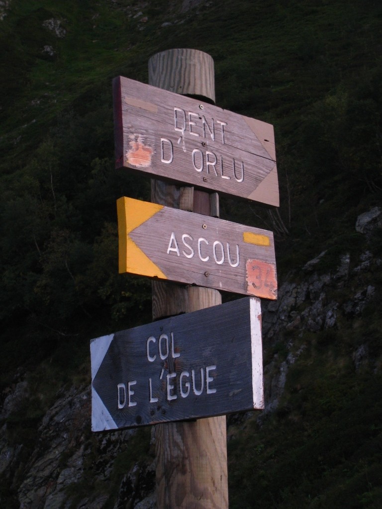 On est sur le bon chemin ! à D, le chemin pour le sommet et à G, le chemin d'accès à la face Est !
