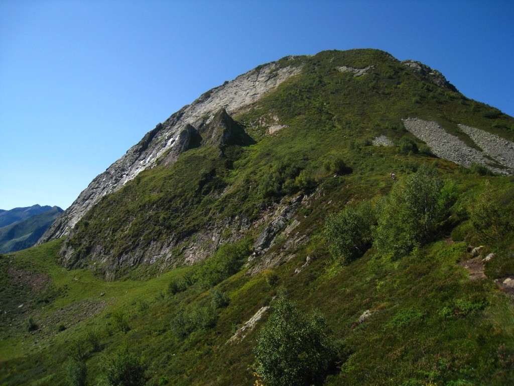 La dent d'Orlu. Au centre, le chemin pour le sommet; à G, l'accès à la face Est !