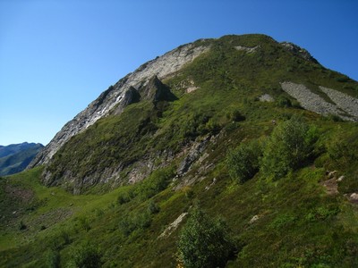 La dent d'Orlu. Au centre, le chemin pour le sommet; à G, l'accès à la face Est !