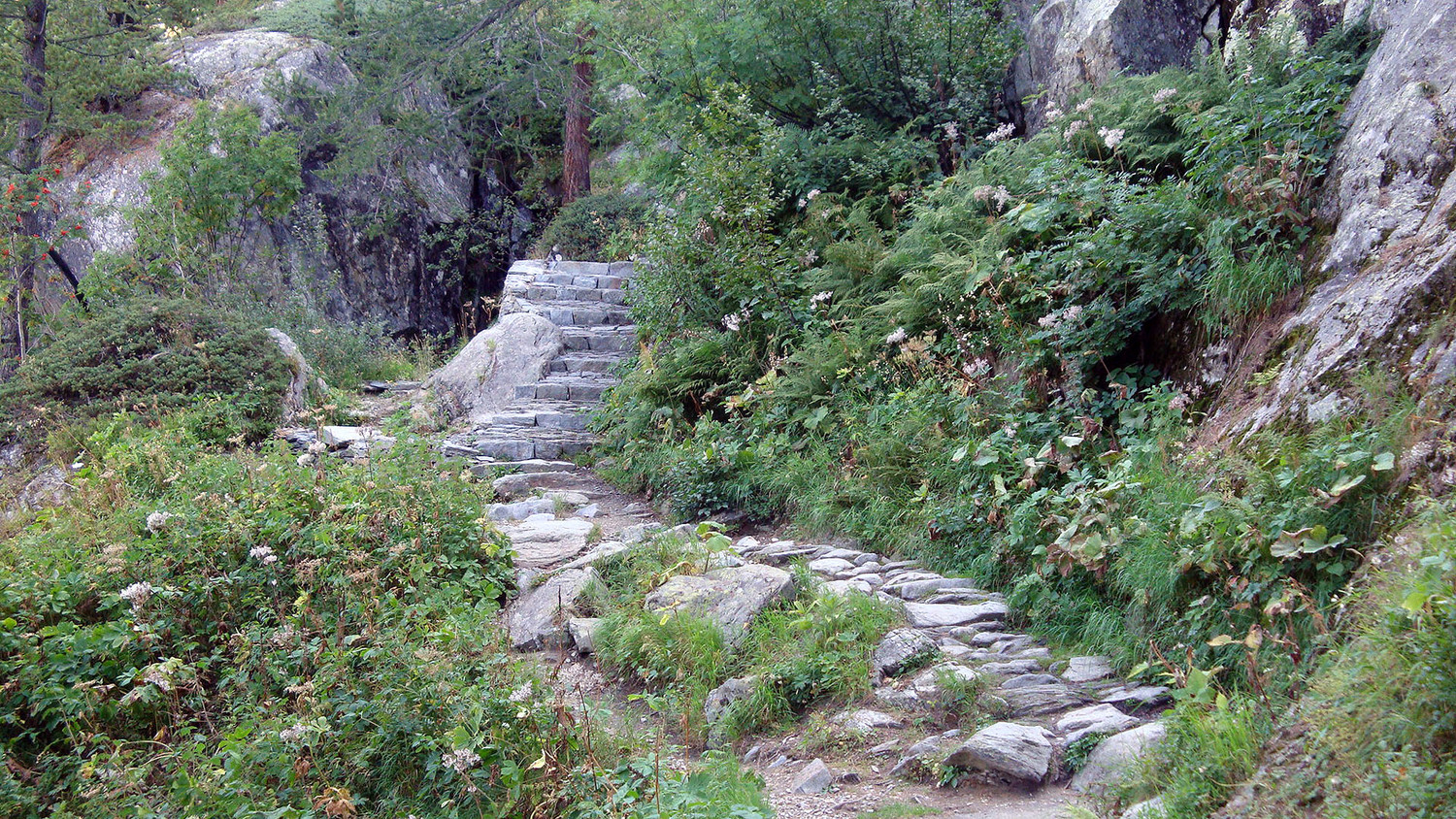 Sentier pavé pour Deffeyes