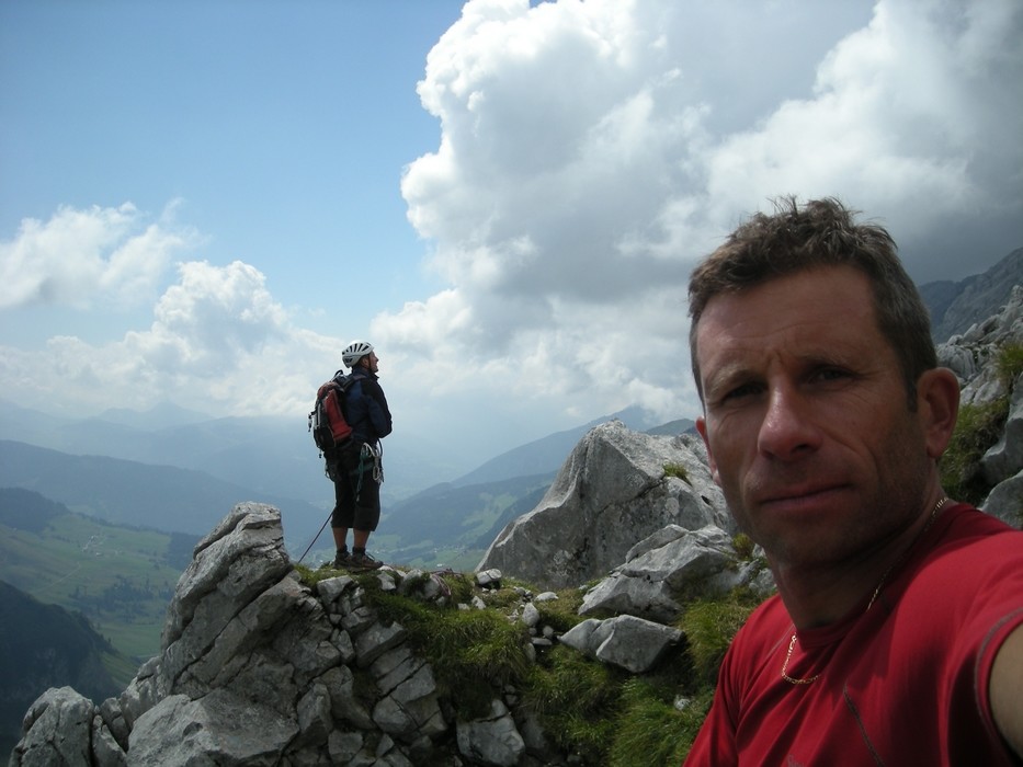Eric au sommet, Olivier admire le paysage