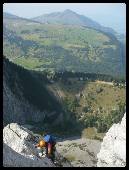 Quand le fil devient arête dans L8, avec la pointe d'Andey en arrière-plan