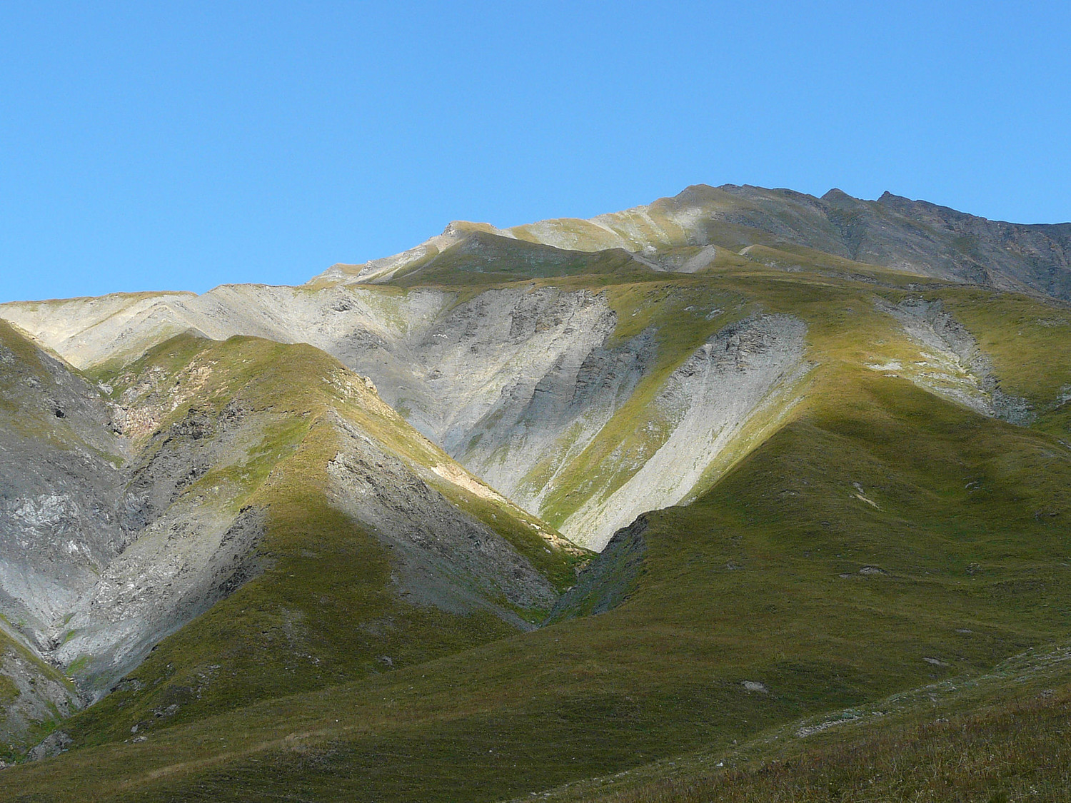 Crête des aiguilles des Angroniettes versant Belle Combe (Val Ferret )