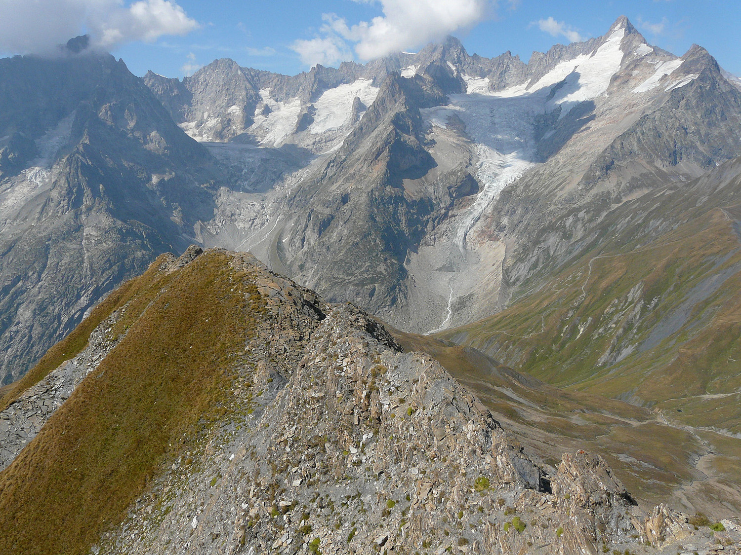 L'arête W des aiguilles des Angroniettes avec en toile de fond Dolent et Triolet