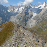 L'arête W des aiguilles des Angroniettes avec en toile de fond Dolent et Triolet