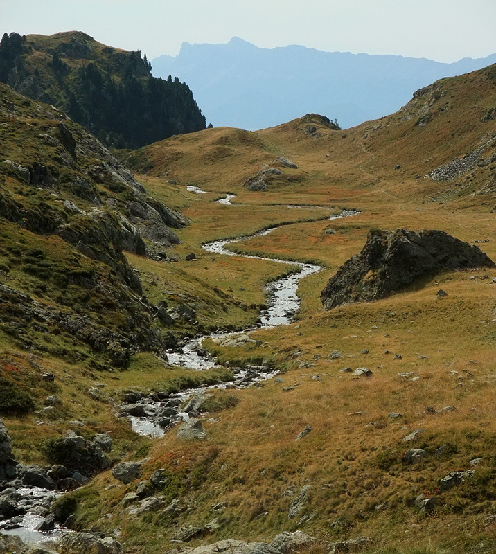 Petit torrent sinueux sous le refuge de la Pra