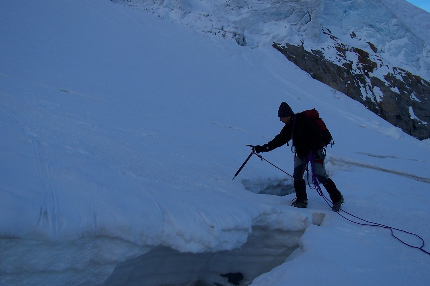 Passage d'un pont de neige sur le glacier Laveciau