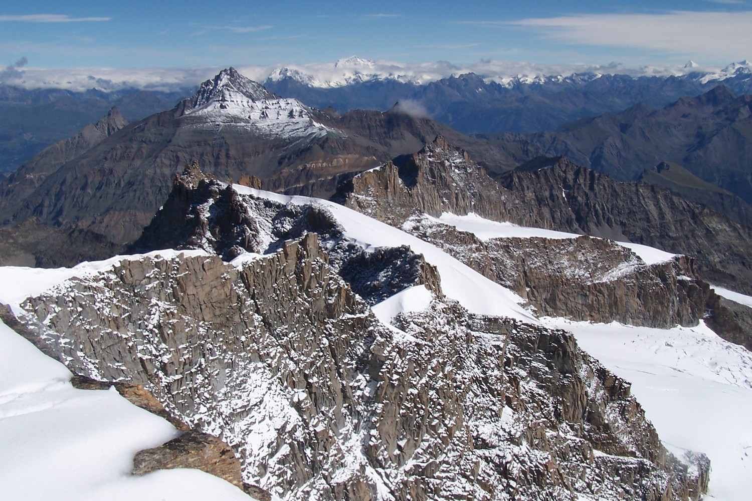 Du sommet du Gd Paradis vu sur la Grivola et les 4000 du Valais