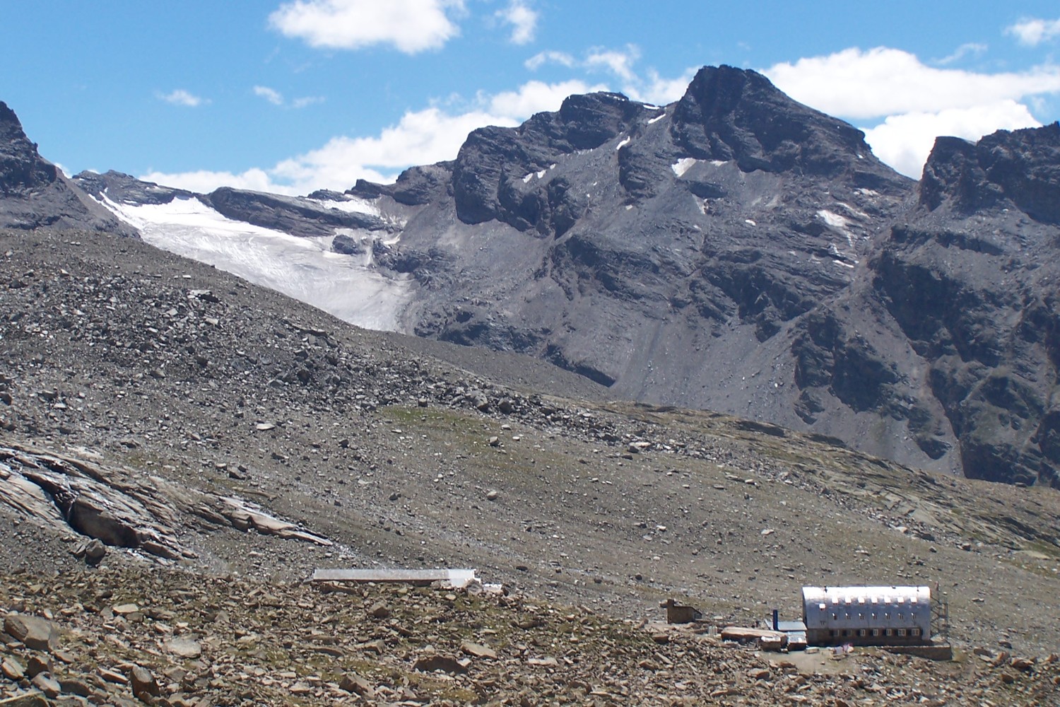 Refuge Vicotr Emanuel II, col et glacier de Breuil en arrière plan