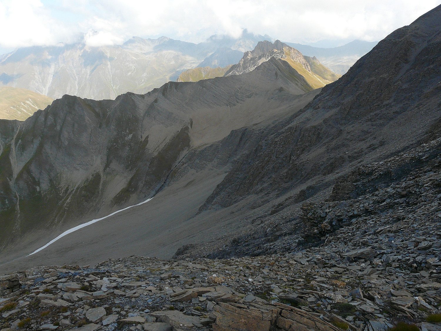 Le col du Ban Darray dans le prolongement de la pointe du névé, et vallon de la Combette