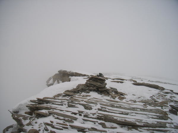 Cairn au sommet, dans la brume