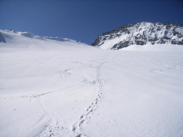 Mes traces de crampons dans la pente finale