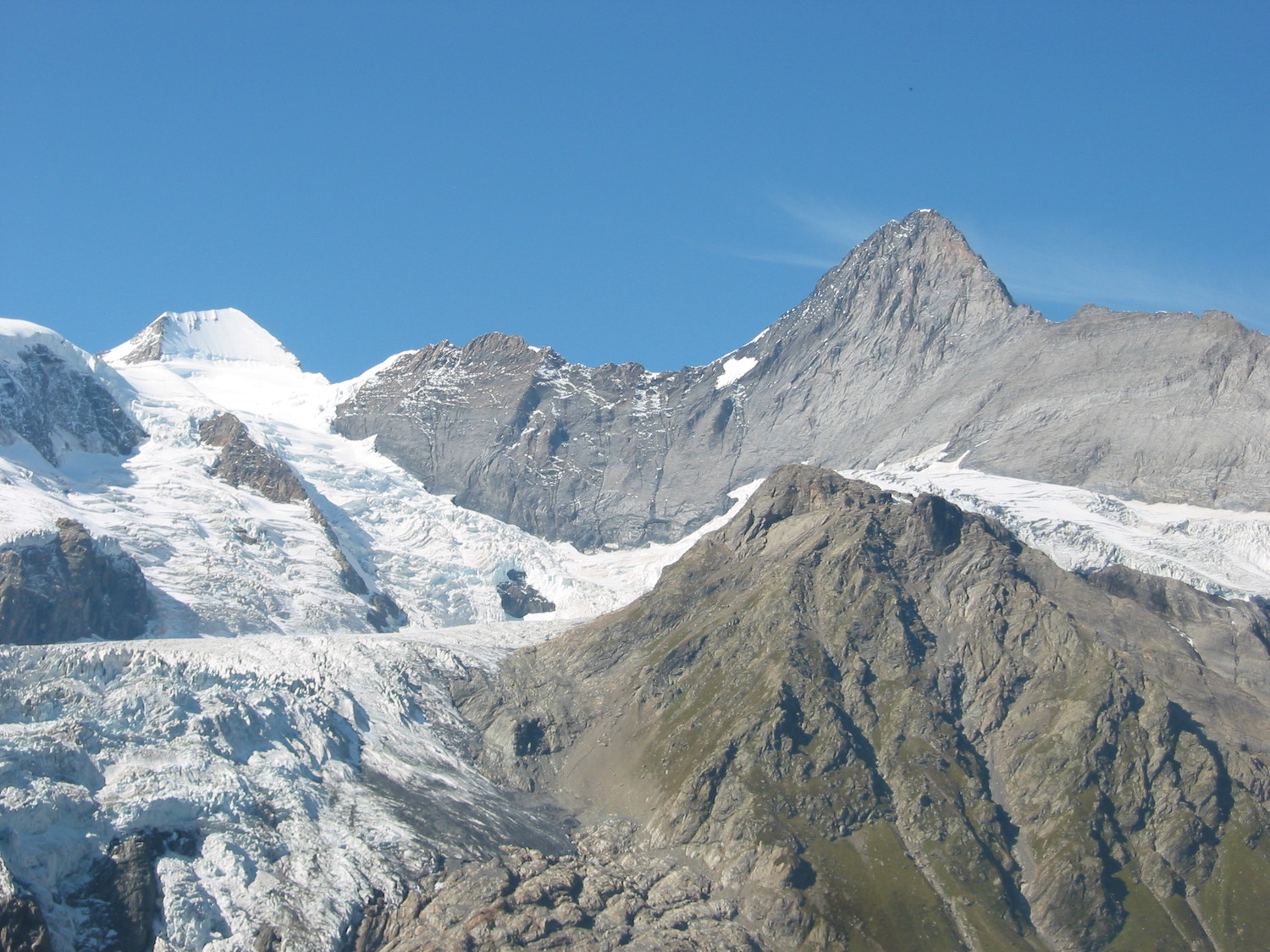 Mönch et Eiger vu depuis le NE pendant la montée au refuge
