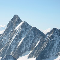 Le majestueux Finsteraarhorn vu depuis le Schreckhorn (vu du N)