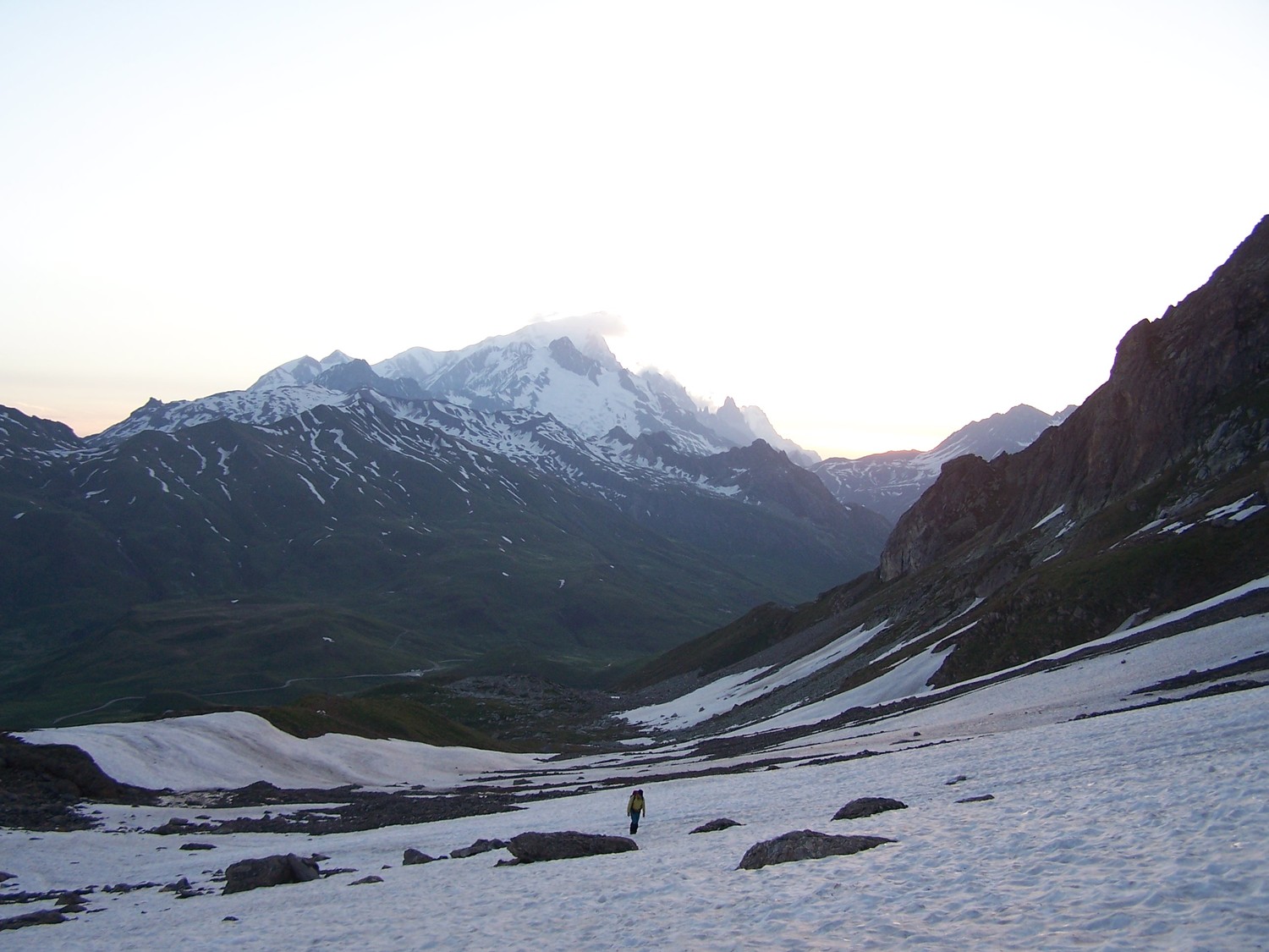 Dans la combe d'arpire, le Mt blanc a déjà son chapeau