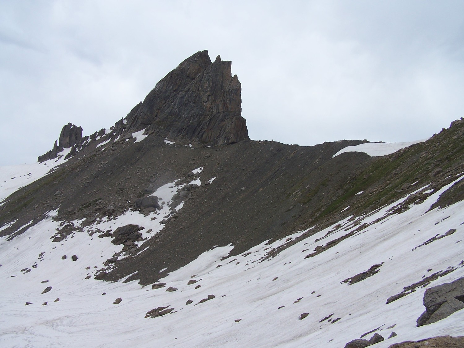 Brêche et aiguille de Parozan depuis le bas de la face S des Grands fonds