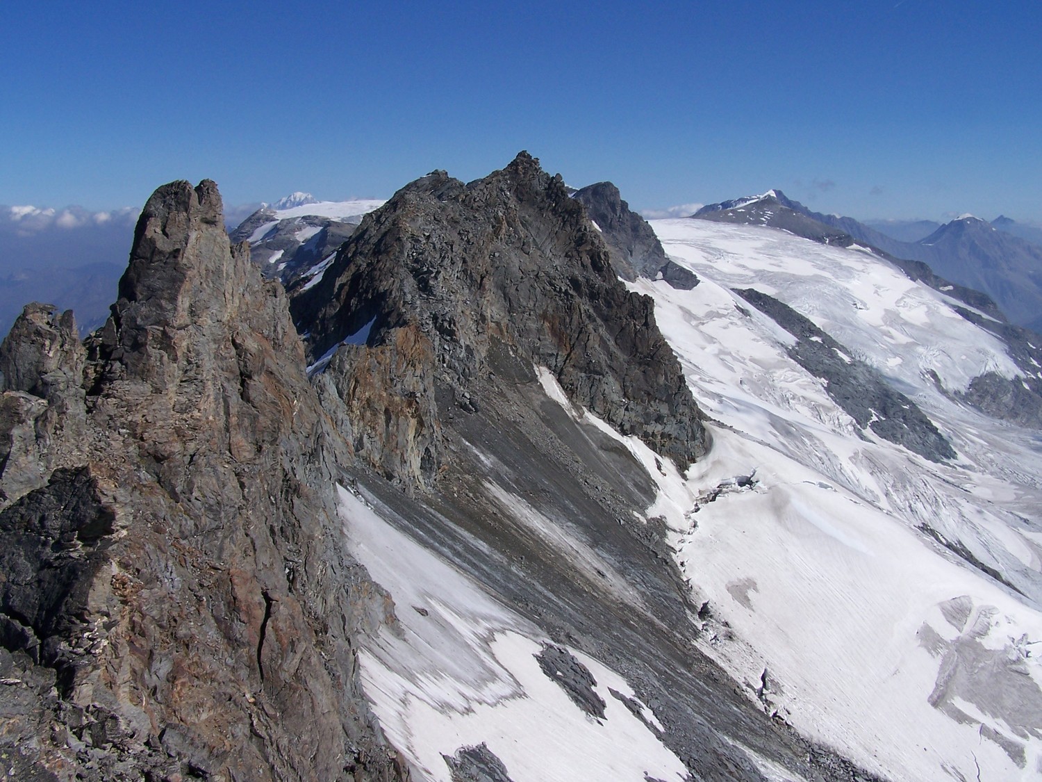 Du sommet de la Pte de Labby, arêtes du Génépy et les dômes de la Vanoise