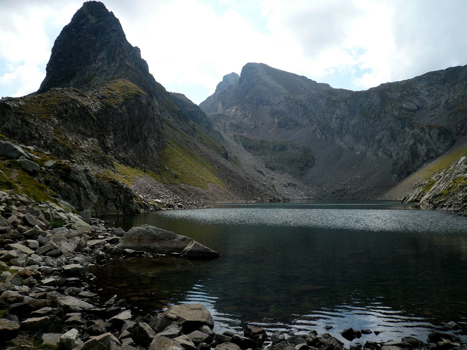 Lac d'Arrious et son pic (à gauche), pics d'ariel au fond